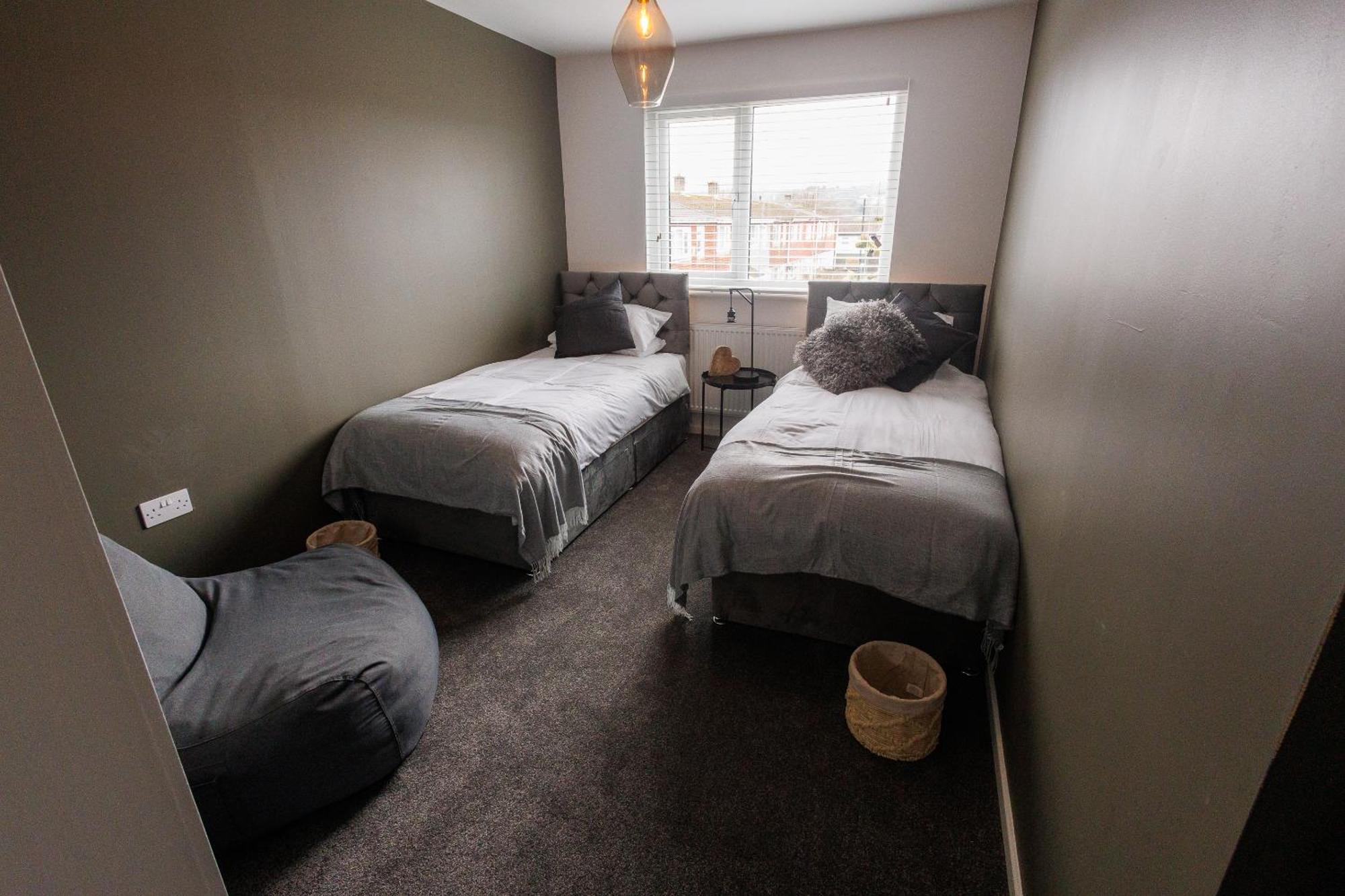 Uber Stylish 3 Bedroom Home Off Road Parking Near Town Centre And Bike Park Wales Merthyr Tydfil Exterior photo